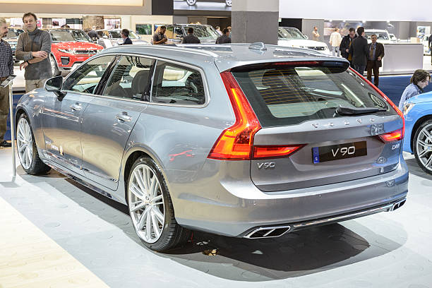 볼보 v90 럭셔리 부동산 자동차 리어 뷰 - stationwagon 뉴스 사진 이미지