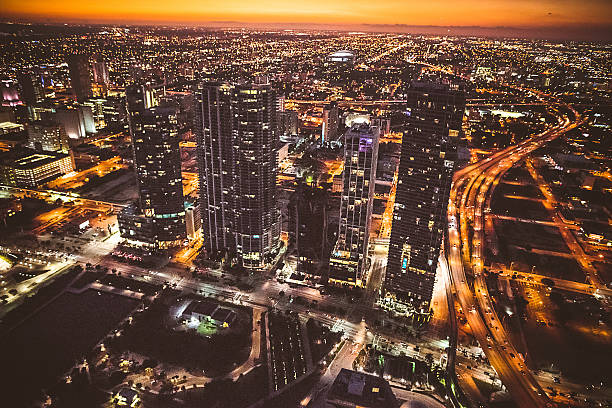 vista aerea del centro di miami nella notte - miami florida night florida skyline foto e immagini stock