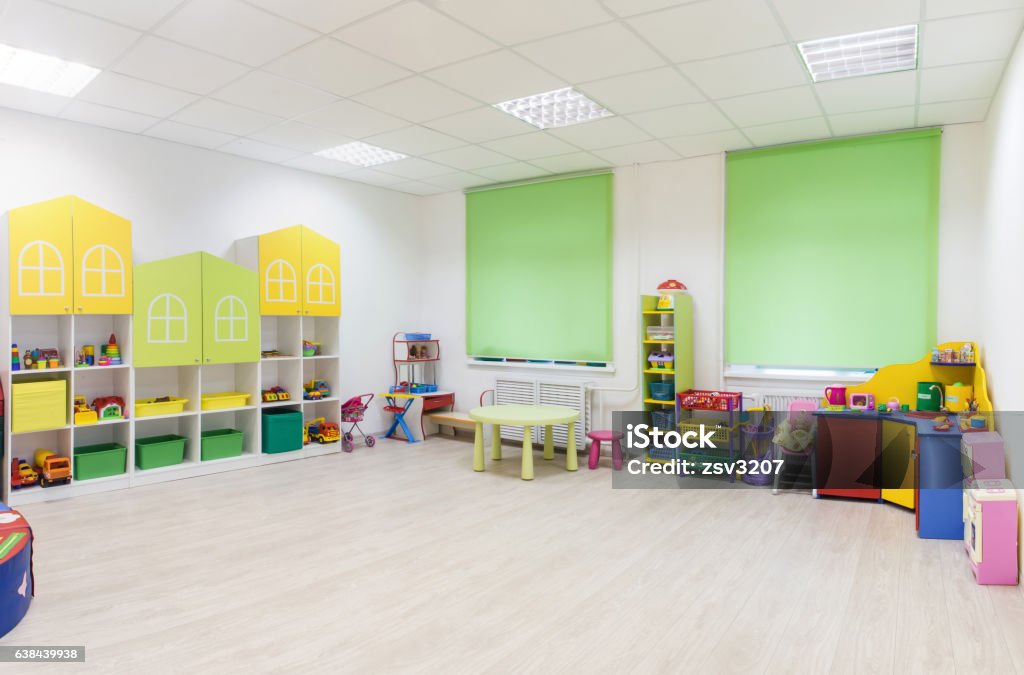 Helles Interieur eines modernen Kindergartens in Gelb und Grün - Lizenzfrei Spielzimmer Stock-Foto