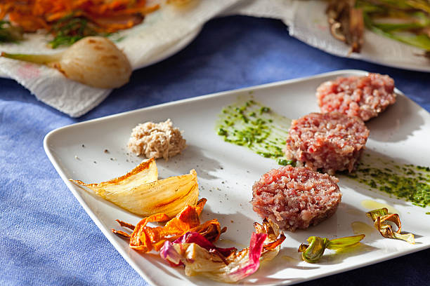 cotechino com legumes fritos e molhos (rabanete, molho verde) - zampone - fotografias e filmes do acervo