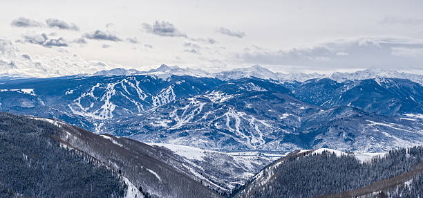 панорамный зимний вид бивер-крик бакалавр gulch aroowhead лыжи - ski resort winter snow blizzard стоковые фото и изображения