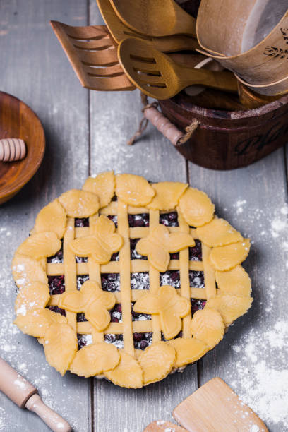 rustikale hausgemachte beerenkuchen - berry fruit refreshment rural scene vertical stock-fotos und bilder