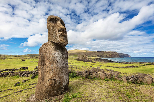 ahu tongariki voyager moai statue de l’île de pâques rapa nui - moai statue photos et images de collection