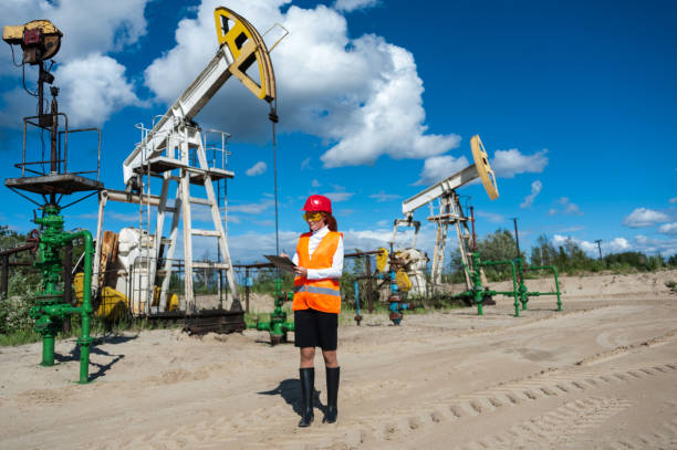istock Woman engineer in the oilfield 638446644