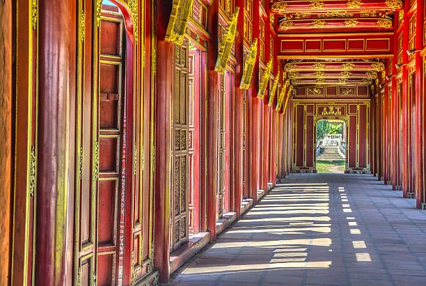 красные двери в имперском городе хюэ, вьетнам - palace entrance hall indoors floor стоковые фото и изображения