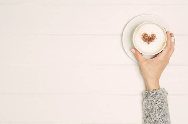 여성 손 들고 커피 한 잔 에 테이블, 상단 보기 - caffee 뉴스 사진 이미지