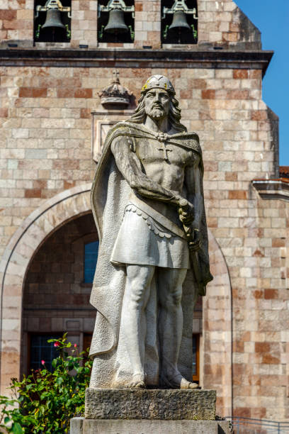 re pelayo (re cristiano delle asturie) nel santuario di covadonga, - covadonga foto e immagini stock