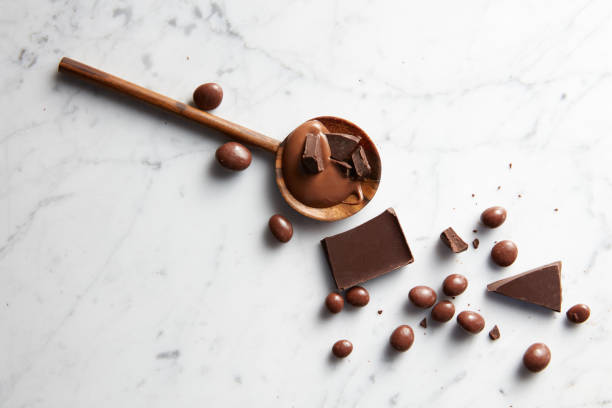 cucchiaio di legno con cioccolato - brown chocolate candy bar close up foto e immagini stock