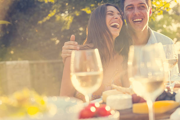 para na randce w restauracji. - couple dinner summer sunlight zdjęcia i obrazy z banku zdjęć