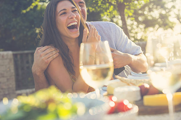 para na randce w restauracji. - couple dinner summer sunlight zdjęcia i obrazy z banku zdjęć