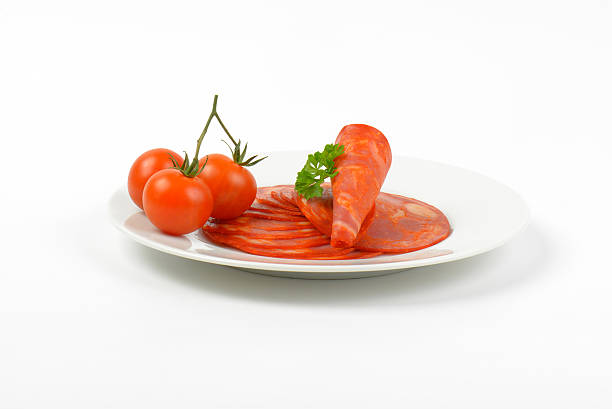 salame chorizo e tomates cereja - cold cuts thin portion salami - fotografias e filmes do acervo