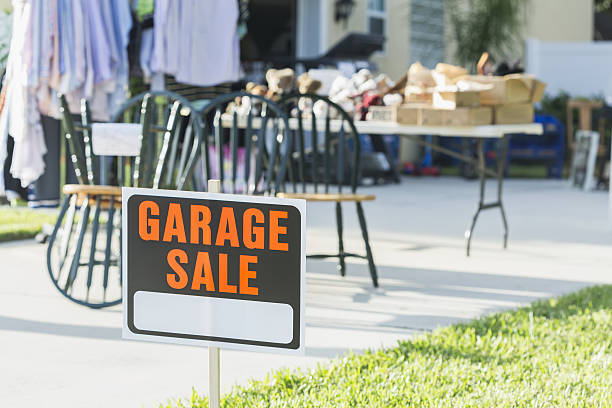 istock Sign at a garage sale 638479796