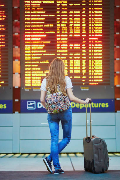 Ragazza turista con zaino in aeroporto internazionale - foto stock