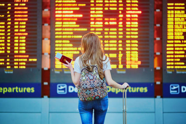 Tourist Mädchen mit Rucksack in internationalen Flughafen – Foto