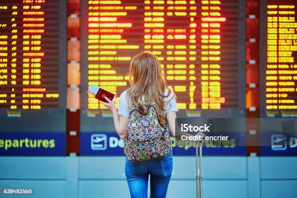 Tourist Mädchen Mit Rucksack In Internationalen Flughafen Stockfoto und mehr Bilder von Flughafen