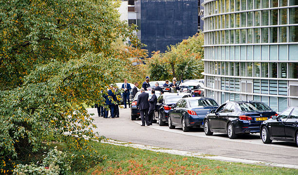 personal de seguridad y coches de limusina para diplomáticos durante la visita del presidente - president of france fotografías e imágenes de stock