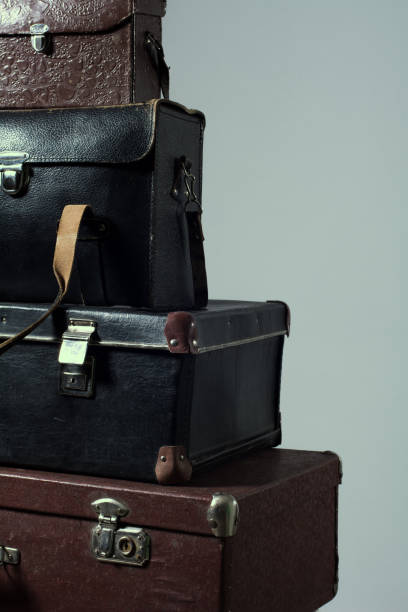 古いみすぼらしいスーツケースの背景スタック - luggage packing suitcase old ストックフォトと画像