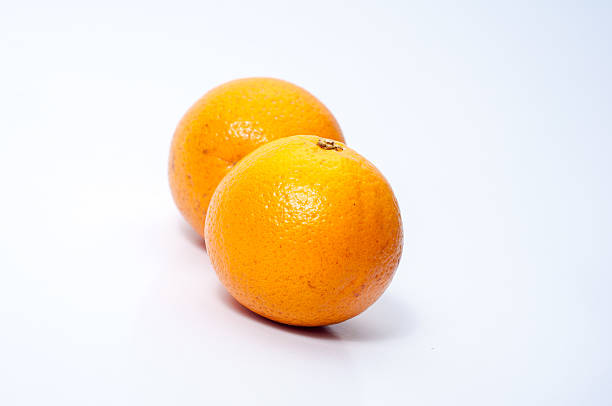 el par de fruta naranja - orange ohio fotografías e imágenes de stock