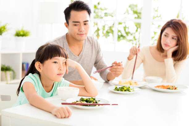 가족 저녁 식사 중 식사를 거부하는 어린이 - anger child furious asian ethnicity 뉴스 사진 이미지