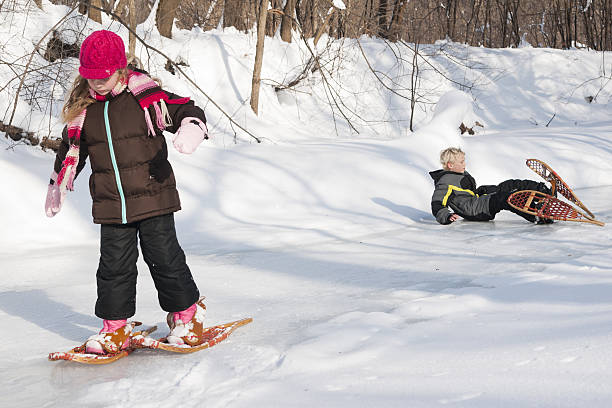 chłopiec spada w rakietach śnieżnych - snowshoeing snowshoe child winter zdjęcia i obrazy z banku zdjęć