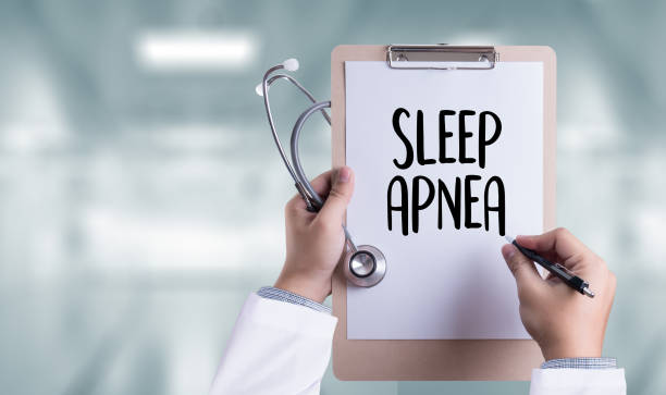 apnea del sonno utilizzando cpap, macchina sleep apnea, diagnosi sonno - enuresis foto e immagini stock