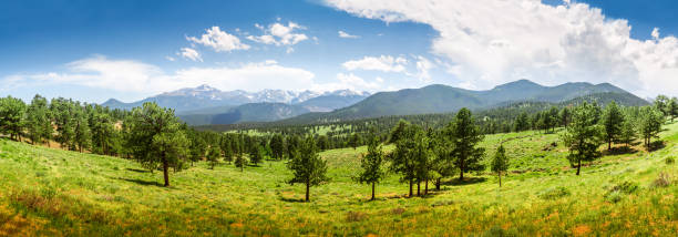 вид на национальный парк роки-маунтин - rocky mountains panoramic colorado mountain стоковые фото и изображения