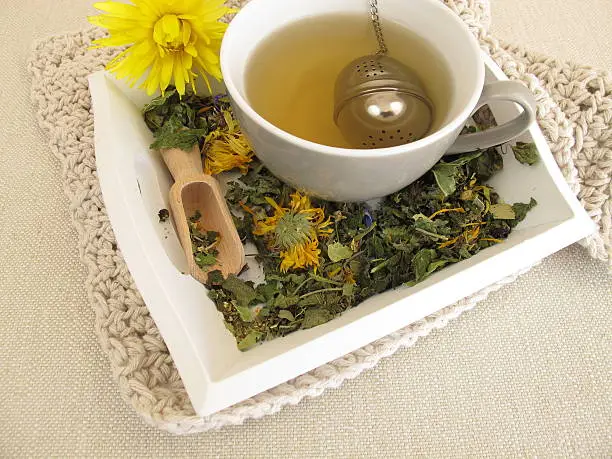 Herbal tea with marigold and cornflower with tea infuser - Kräutertee mit Ringelblume und Kornblume mit Tee-Ei