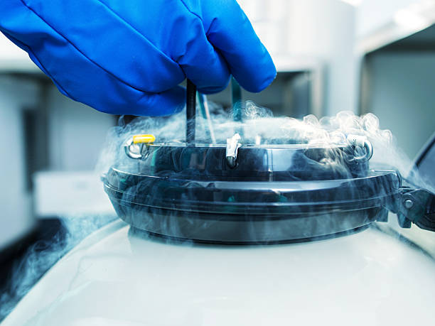 campione di serbatoio congelato dello sperma - cryobiology foto e immagini stock