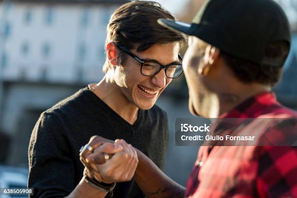 Buenos Amigos Bromeando Sobre Su Apretón De Manos Secreto Foto de stock y más banco de imágenes de Amistad