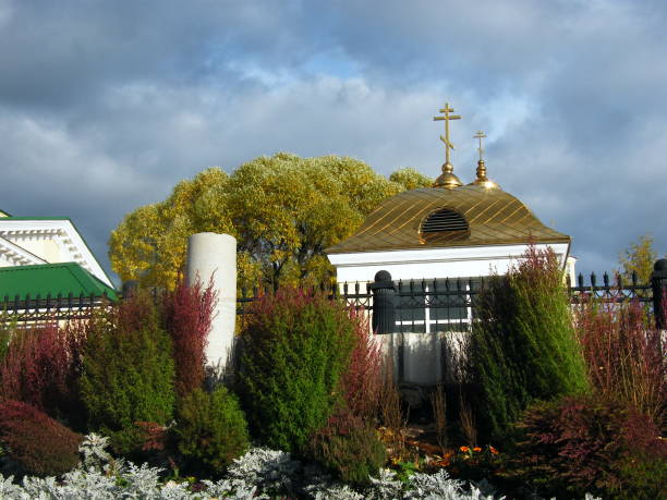 iglesia ortodoxa en el centro de izhevsk - izhevsk fotografías e imágenes de stock