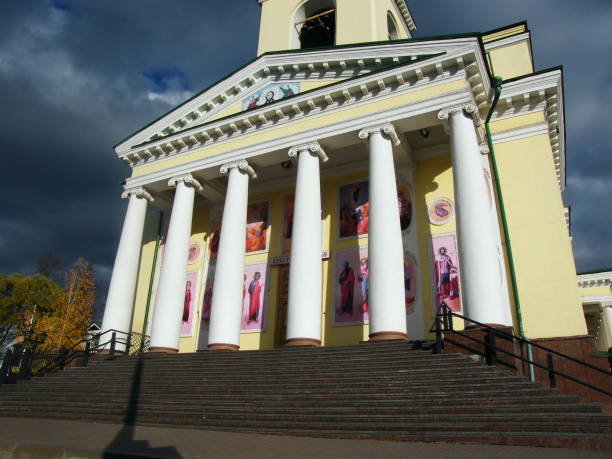orthodoxe kirche im zentrum von izhevsk - izhevsk stock-fotos und bilder