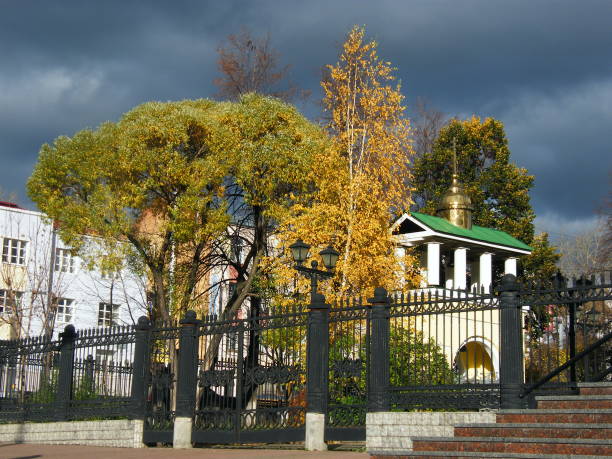 iglesia ortodoxa en el centro de izhevsk - izhevsk fotografías e imágenes de stock