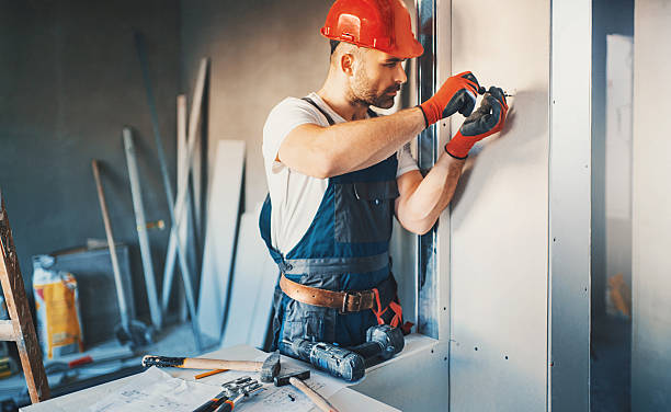 рутина строителя. - hand drill hand tool screwdriver drill стоковые фото и изображения
