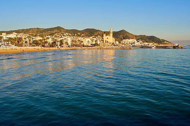 오후 조명에 앉아 - sitges 뉴스 사진 이미지