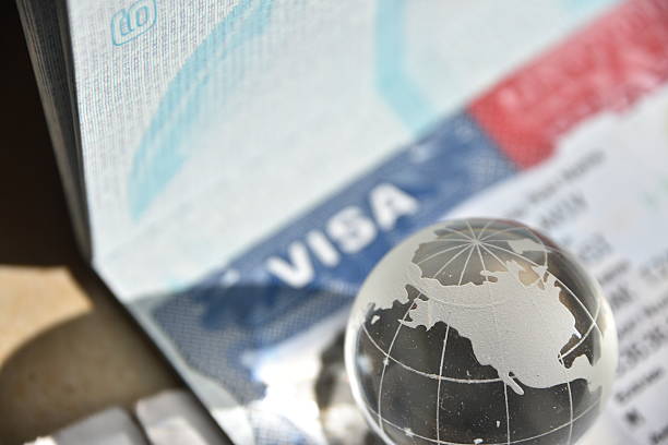 visa americana y globo - migracion mexico fotografías e imágenes de stock