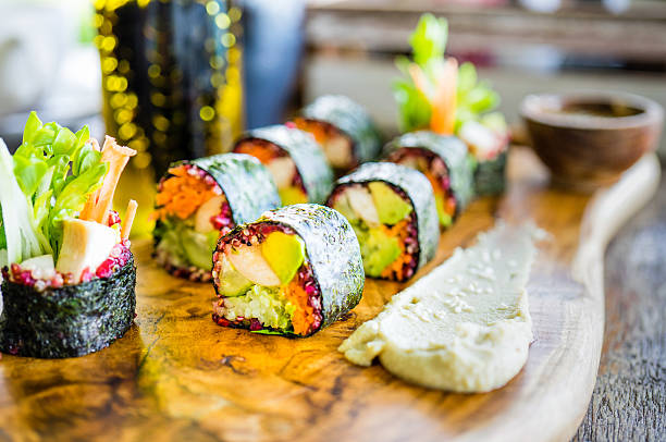 vegerarian quer rolos - appetizer asia carrot maki sushi - fotografias e filmes do acervo