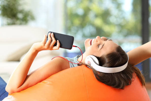 십대 듣기 음악 에 a pouf - humor music headphones women 뉴스 사진 이미지