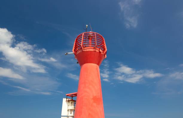 Farol vermelho em um céu azul - foto de acervo