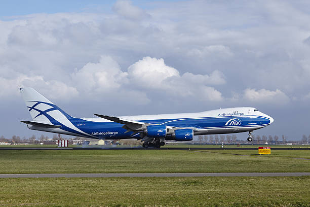 aeroporto di amsterdam schiphol - airbridge cargo boeing 747 atterra - airplane commercial airplane air vehicle boeing 747 foto e immagini stock