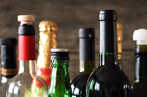 frasco de vidrio - bebida alcohólica fotografías e imágenes de stock