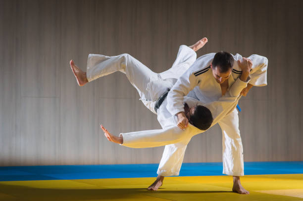 entrenamiento del judo en el pasillo de los deportes - judo fotografías e imágenes de stock