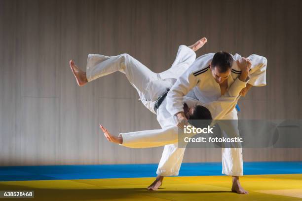 Entrenamiento Del Judo En El Pasillo De Los Deportes Foto de stock y más banco de imágenes de Judo