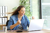 aufgeregter-unternehmer-arbeitet-online.jpg?b=1&s=170x170&k=20&c=KvfLIbuHElUjlP4So0u-ZYr-mpzwfNTzwj6E6csMXW4=