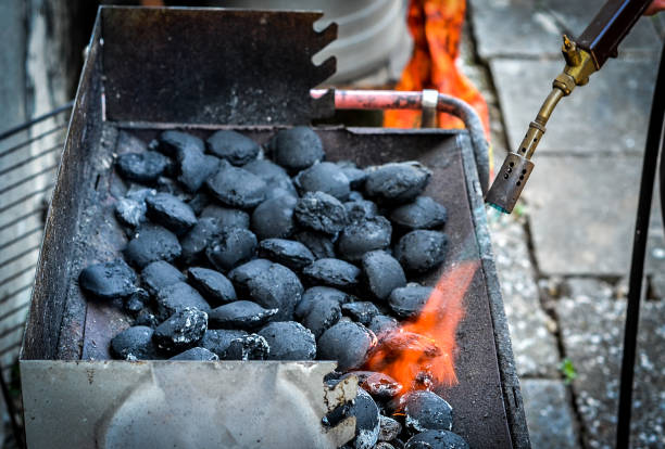 mise à feu de briquettes de charbon de bois pour le barbecue. - fireball orange flame burnt photos et images de collection