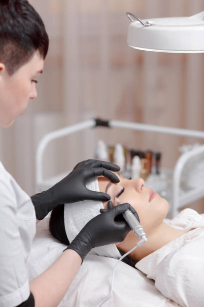 istock Cosmetologist making permanent makeup for woman 638532742