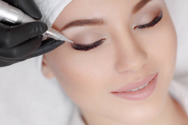 istock Cosmetologist making permanent make up at beauty salon 638532866