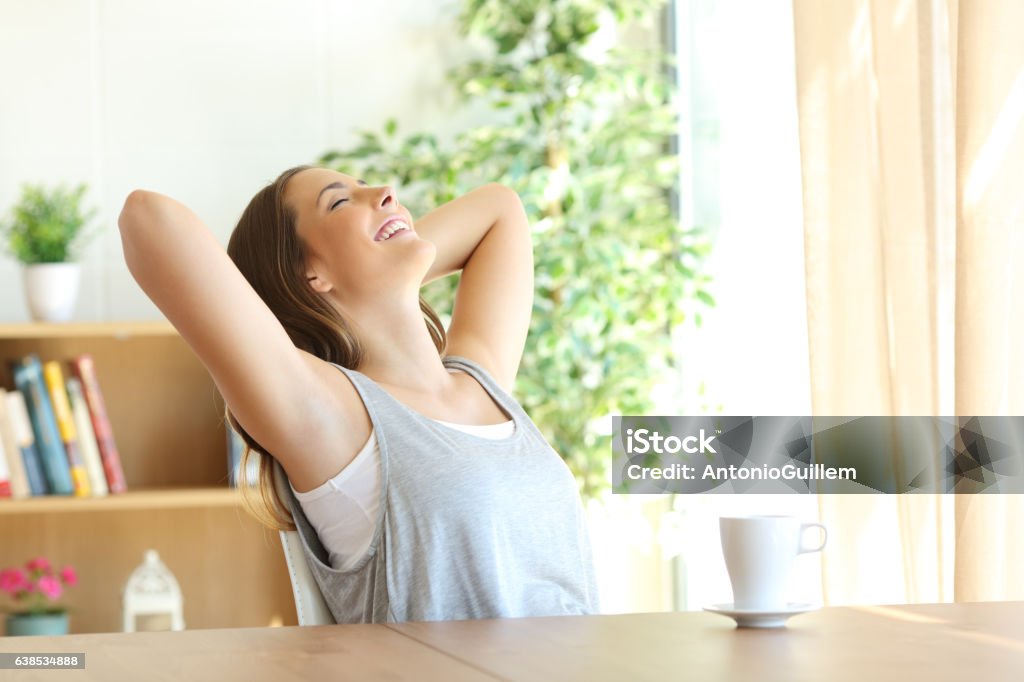 Mädchen entspannen auf einem Stuhl zu Hause - Lizenzfrei Atemübung Stock-Foto