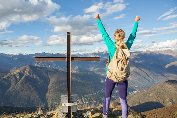 wanderer erreicht berggipfel - god freedom arms raised high angle view stock-fotos und bilder