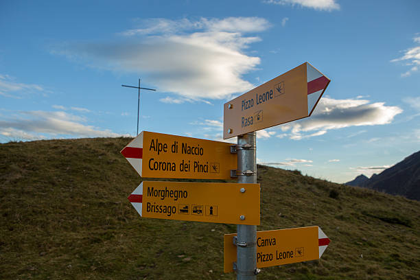 señal de dirección en el sendero natural - suiza, europa - cross autumn sky beauty in nature fotografías e imágenes de stock