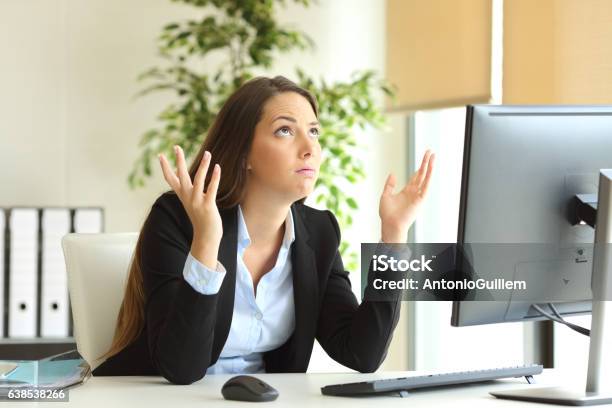 Besorgte Geschäftsfrau Betet Im Büro Stockfoto und mehr Bilder von Frauen - Frauen, Gereiztheit, Suchen